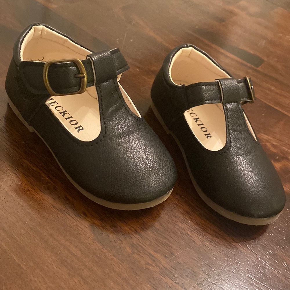 Black faux leather toddler shoes